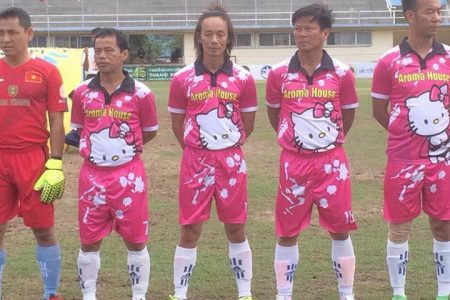 Cộng đồng mạng được phen cười hết cỡ khi đội tuyển Việt Nam trở thành đội bóng “quần hồng“ cho „Hello Kitty FC“