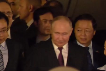Tổng thống Nga Vladimir Putin đến sân bay Nội Bài lúc rạng sáng 20-6