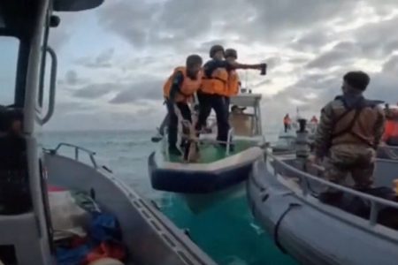 Tranh chấp ở Biển Đông: Cảnh sát biển Trung Quốc rút rìu, búa và dao rựa