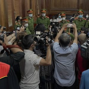 Vì sao Quốc hội “dỡ bỏ” đề nghị của Nguyễn Hòa Bình về việc hạn chế phóng viên tác nghiệp tại tòa?